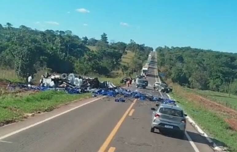 Imagem de compartilhamento para o artigo Vídeo: Carreta carregada com cerveja tomba após colisão e motorista morre na MS-377 da MS Todo dia